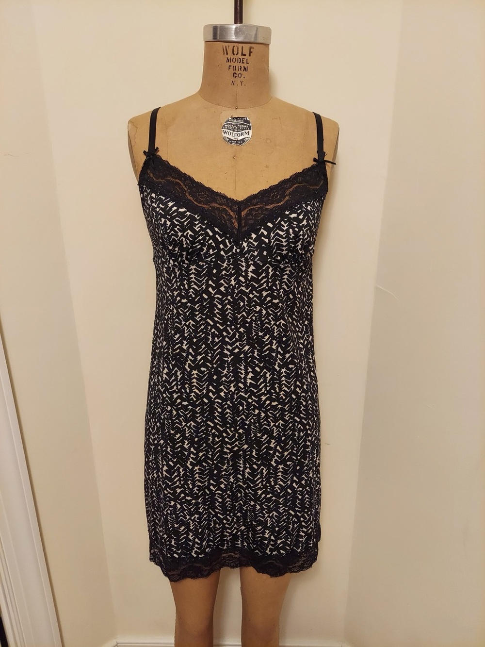 Marilyn Monroe Black & White Lace-Trim Chemise
